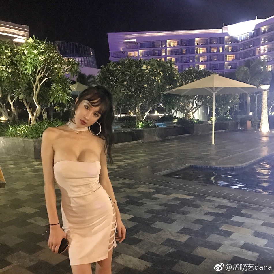 Chinese Model Meng Xiaoyi Famous Nipple