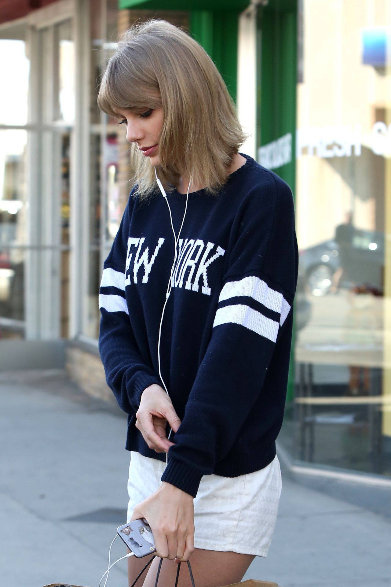 Taylor Swift - Walking Down NYC Streets. - Famous Nipple