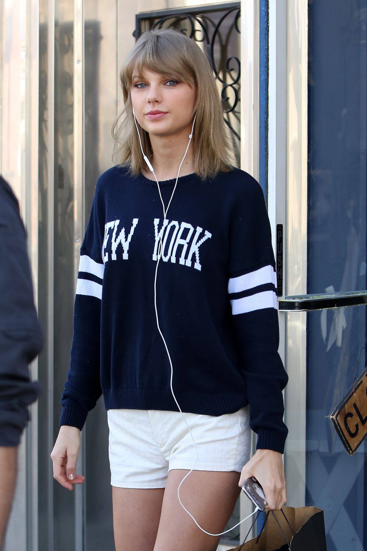 Taylor Swift – Walking Down NYC Streets.