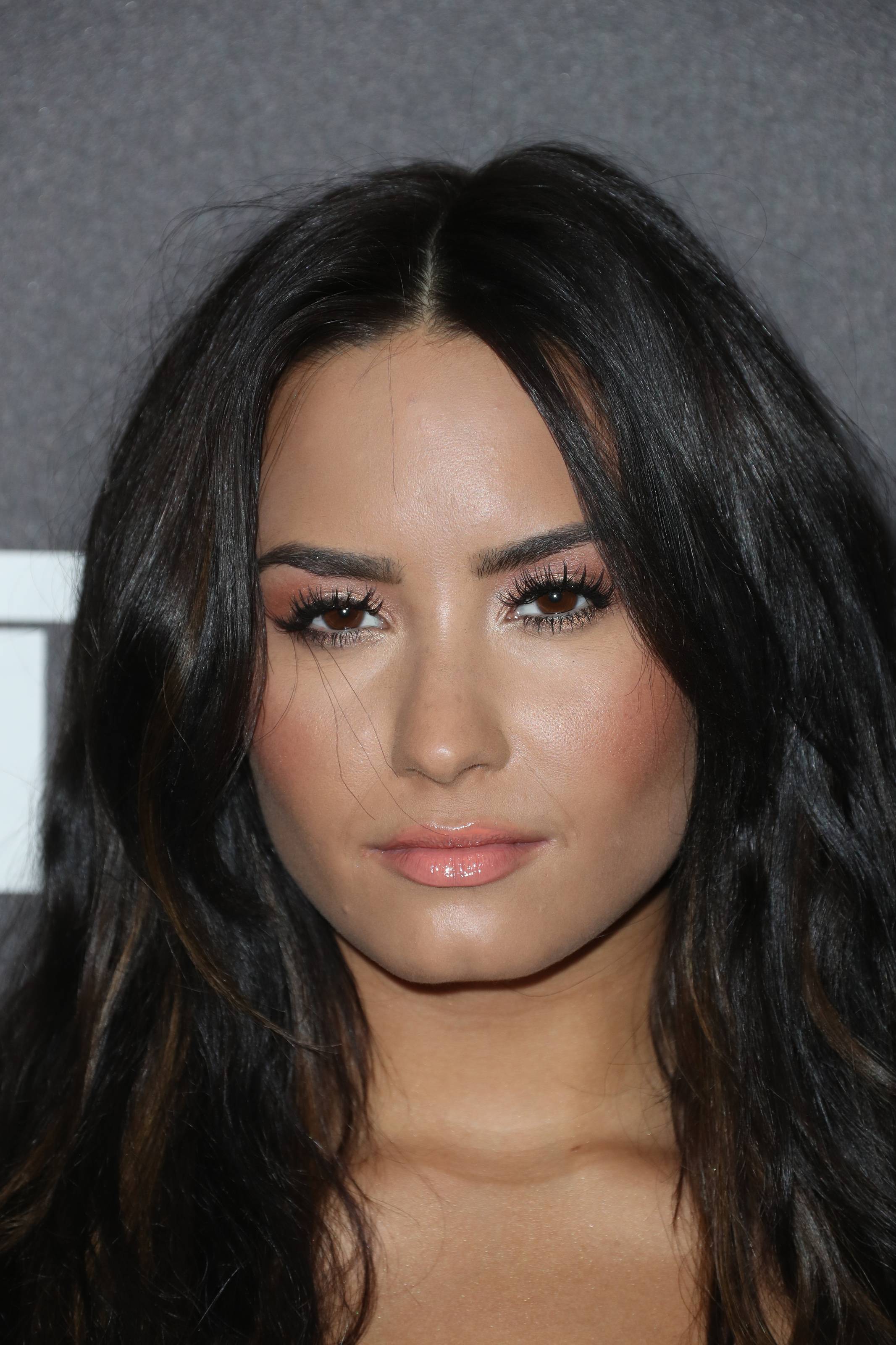 Demi Lovato – Absolutely Gorgeous