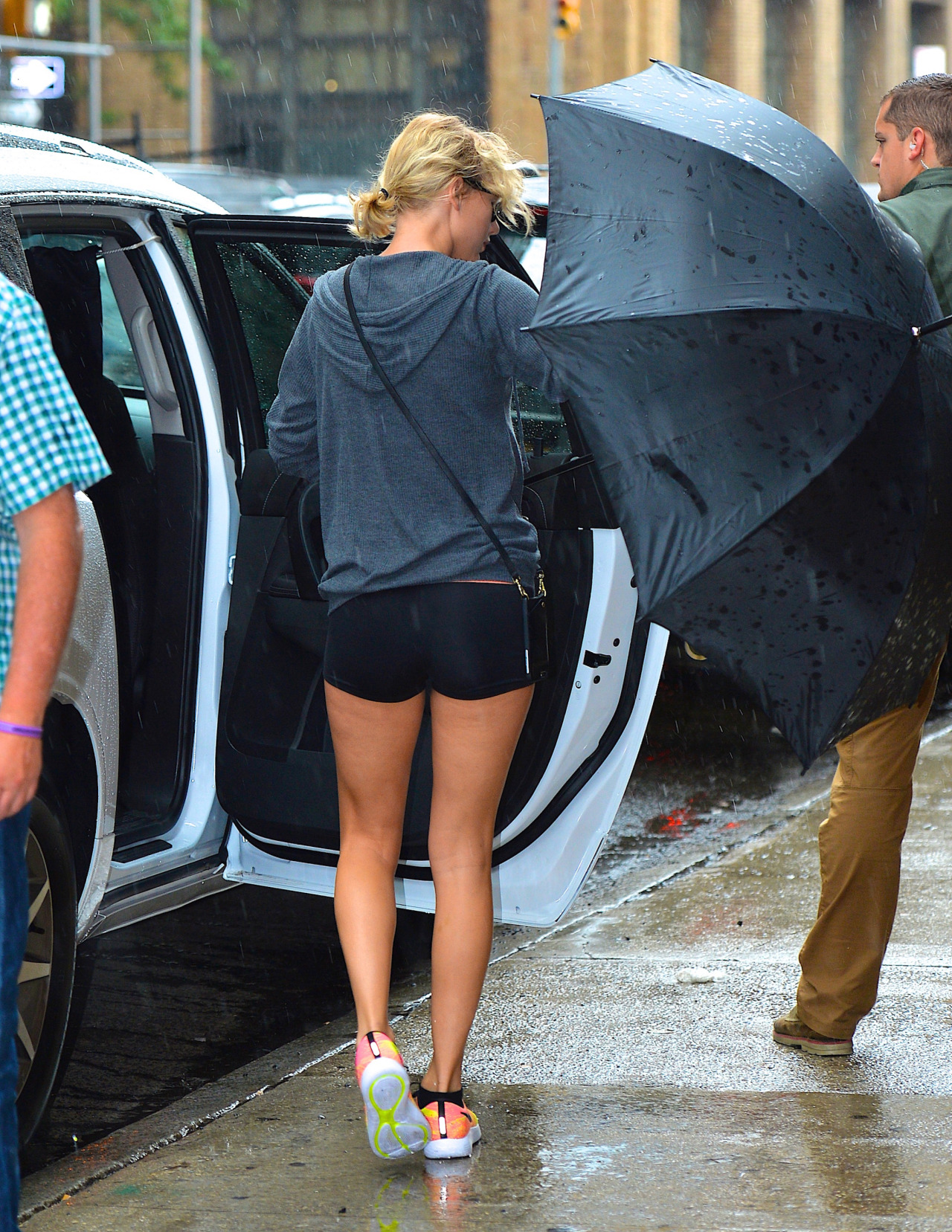 Taylor Swift – Showing Off The Flawless Legs