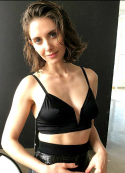 Alison Brie’s Sultry Looks !!!