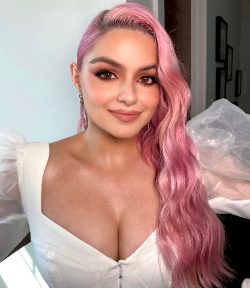 Do You Even Notice Ariel Winter Has Pink Hair?