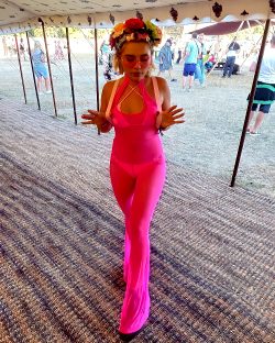 Florence Pugh – Pretty In Pink!