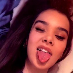 Hailee Steinfeld – Tongue Out