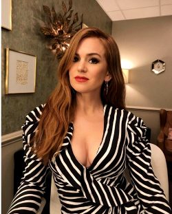 Isla Fisher And Her MILF Cleavage.