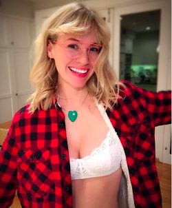 It’s Awesome That January Jones Deliberately Flaunts Her Sex Appeal 🤤
