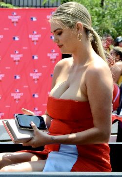 Kate Upton Carrying Her Stuffs