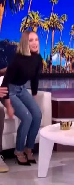 Kristen Bell Showing Off On The Ellen Show