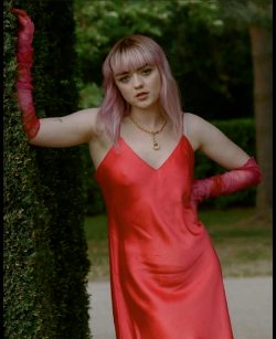 Maisie Williams And Her Pink Hair