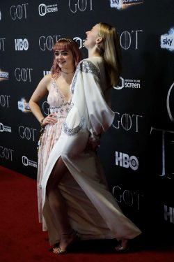Maisie Williams Grabbing Sophie Turner’s Ass On The Red Carpet