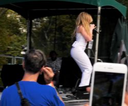 Sabrina Carpenter Butt Wiggle In 4k