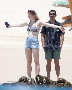Sophie Turner – Sexy In Shorts